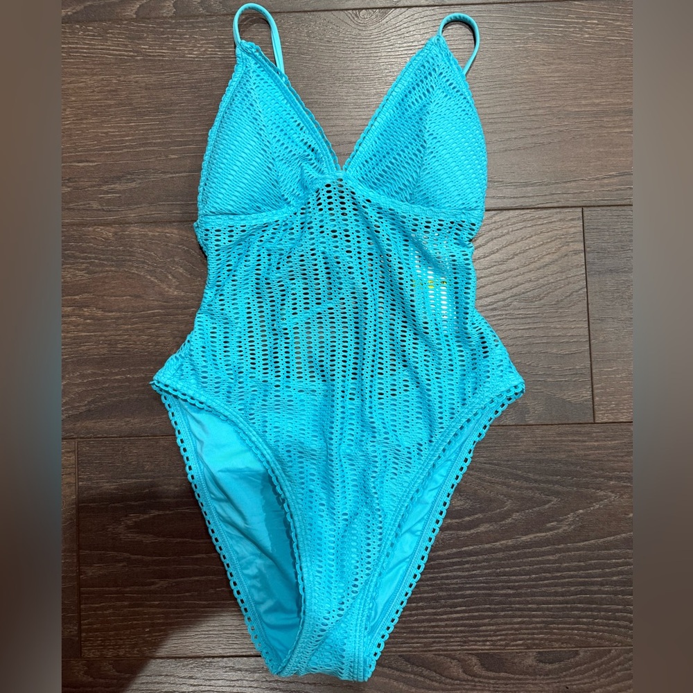 ISABELLA ROSE
V-Neck Crochet One-Piece Swimsuit - Women Swim NWT - Picture 3 of 5